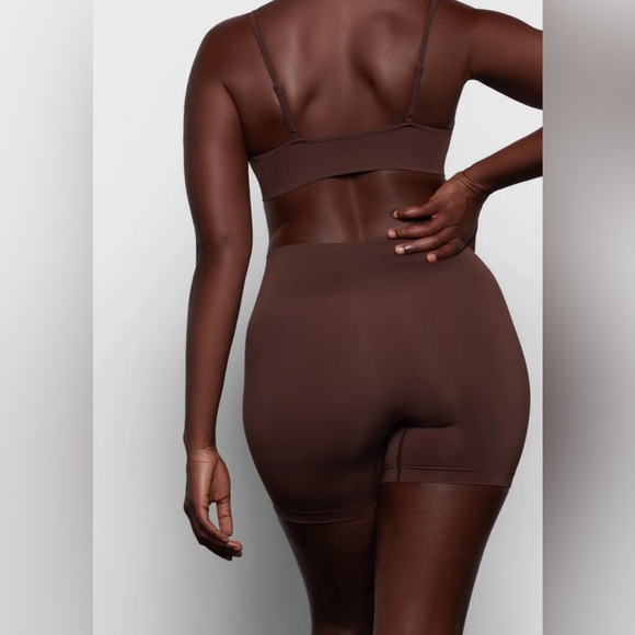 SKIMS Soft Smoothing Short- Size M Color Cocoa - Picture 3 of 6